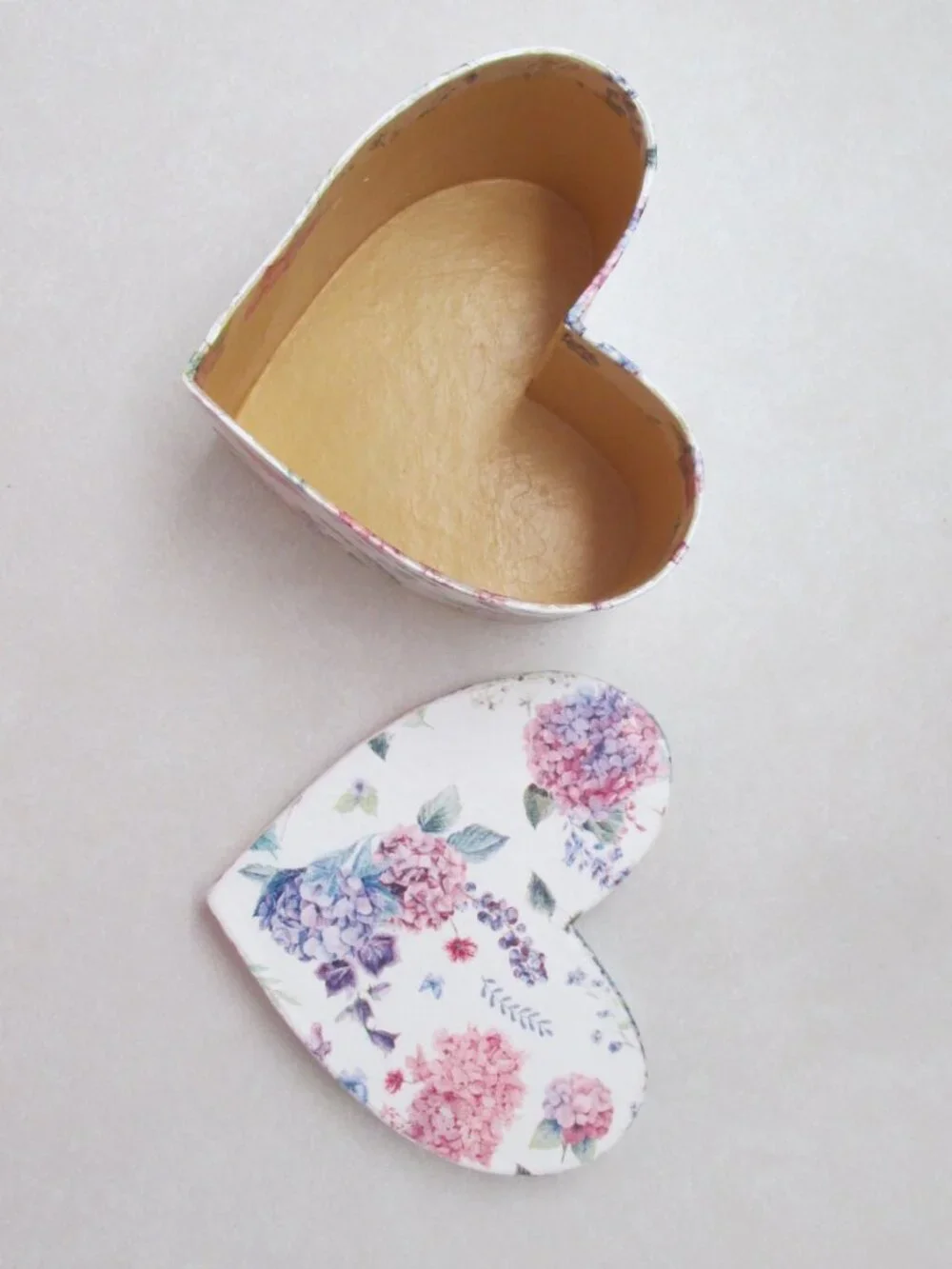 FLORAL HEART SHAPPED BOX w/ LID LAVENDER, PINK, BLUE TRINKET VICTORIAN ROMANTIC